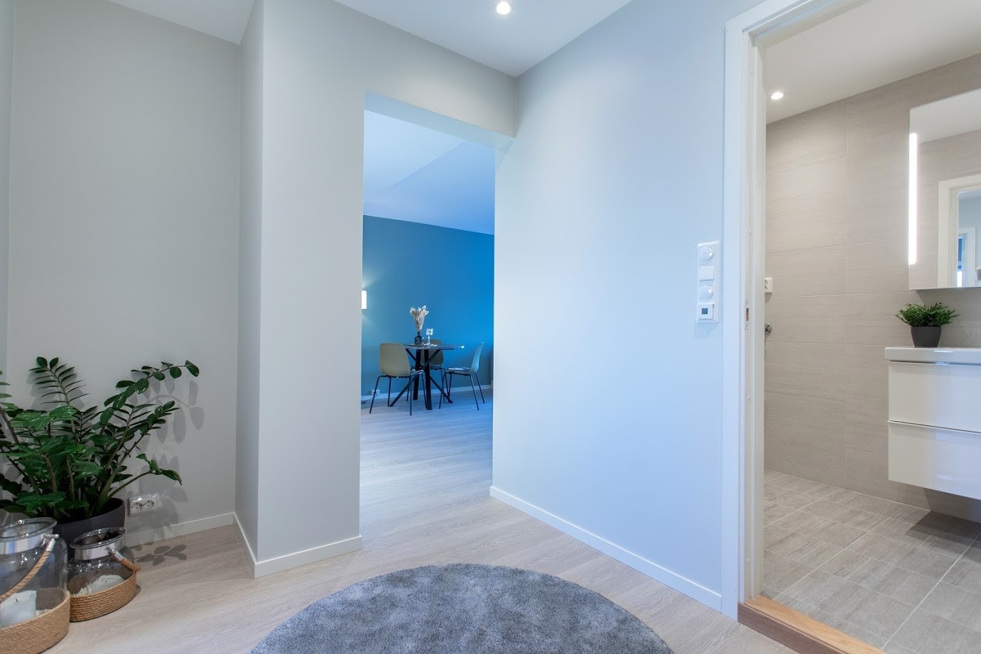 Entré med malt gipshimling med dimbar led-downlights. Galleribilde