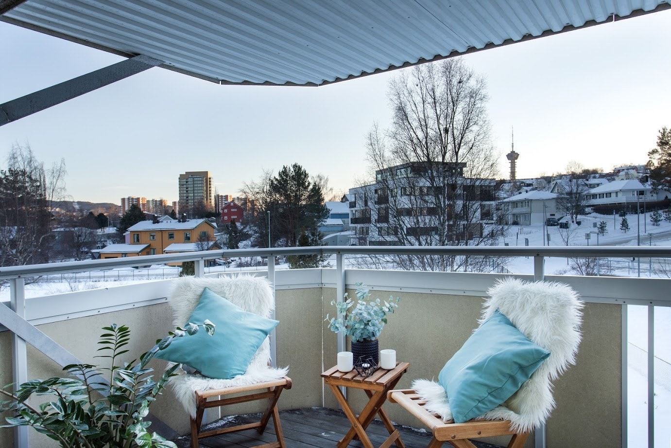 Sørvendt balkong som vender mot rolig grøntarealer med beplantning, plen og lekeplasser. Balkongen ble målt til ca. 11,0 m². Galleribilde