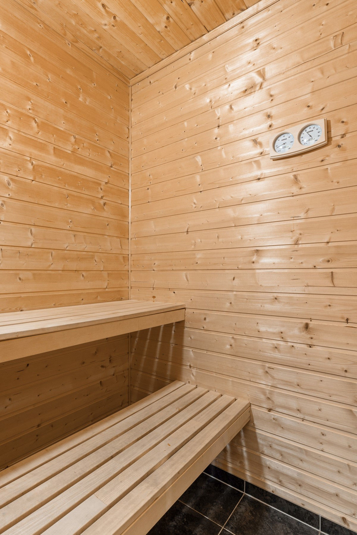 Fra badet er det inngang til egen badstue - her kan man nyte livet etter en lang dag i løypa!