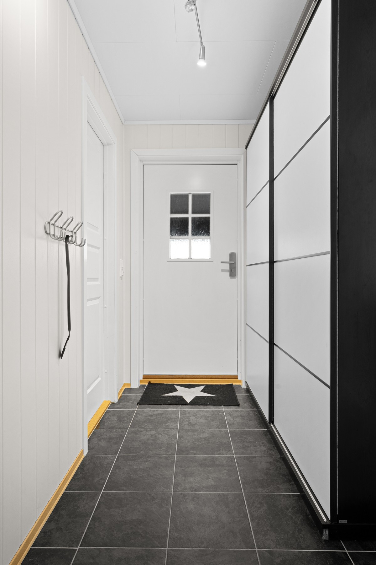 Entré med skyvedørsgarderobe