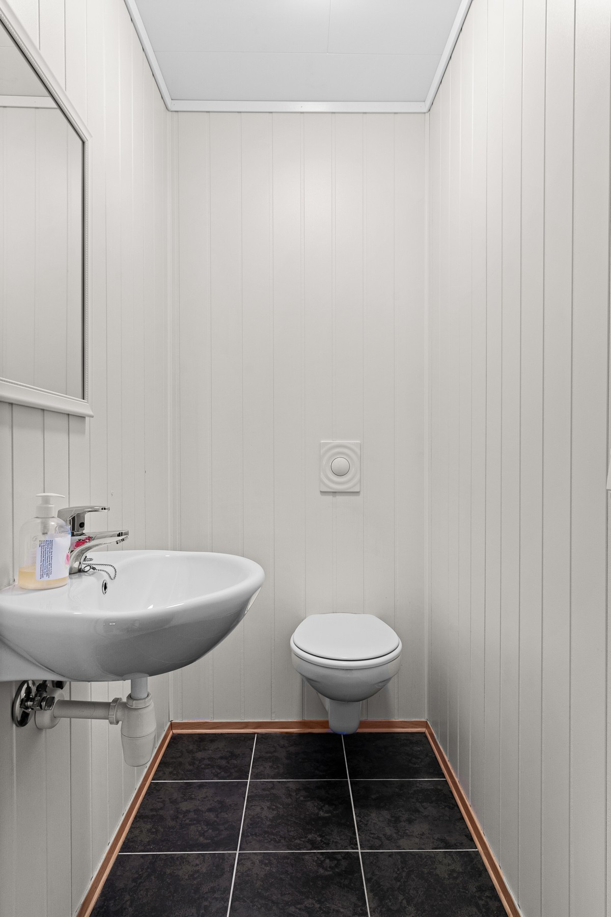 Eget toalettrom vegg-i-vegg med badet