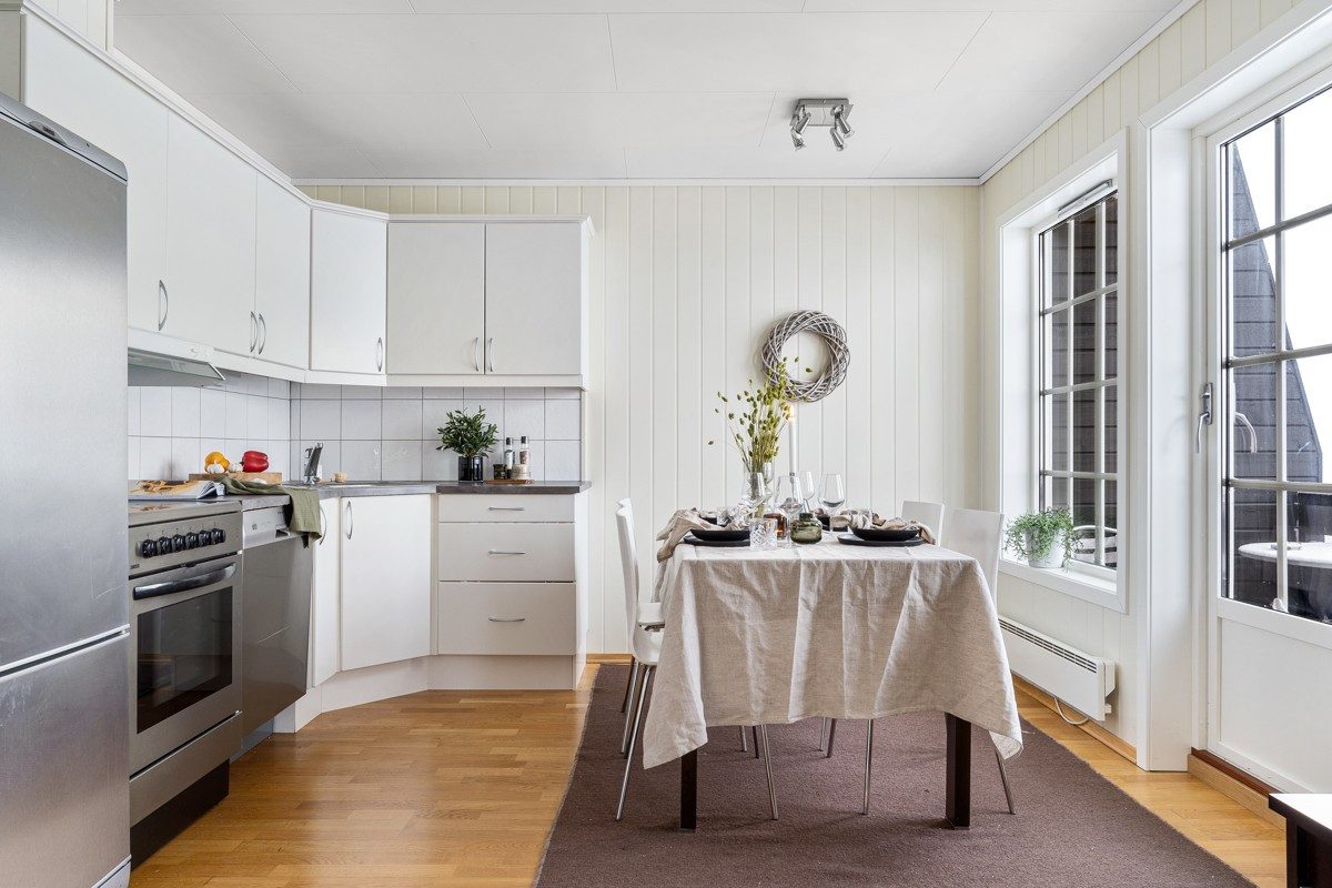 Den åpne løsningen gir rom for spiseplss - her er det også utgang til balkong med fantastisk utsikt