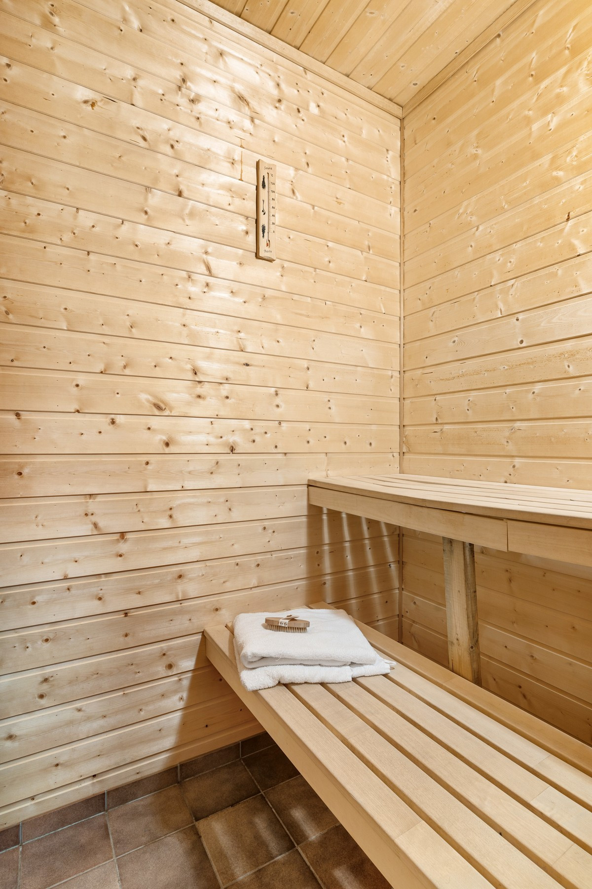 Fra badet er det direkte adkomst til privat badstue