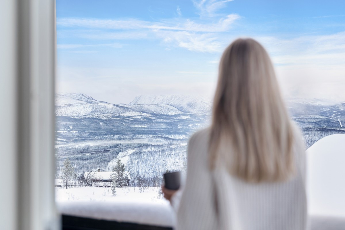 Fra balkongen kan man nyte fantastsik utsikt mot uendelig natur og utallige fjell!