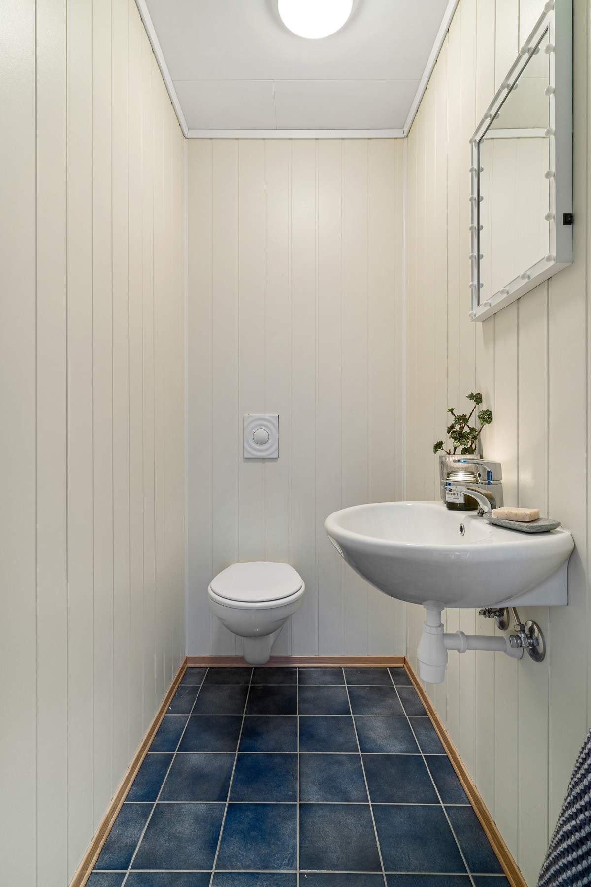 Toalettrom vegg-i-vegg med badet