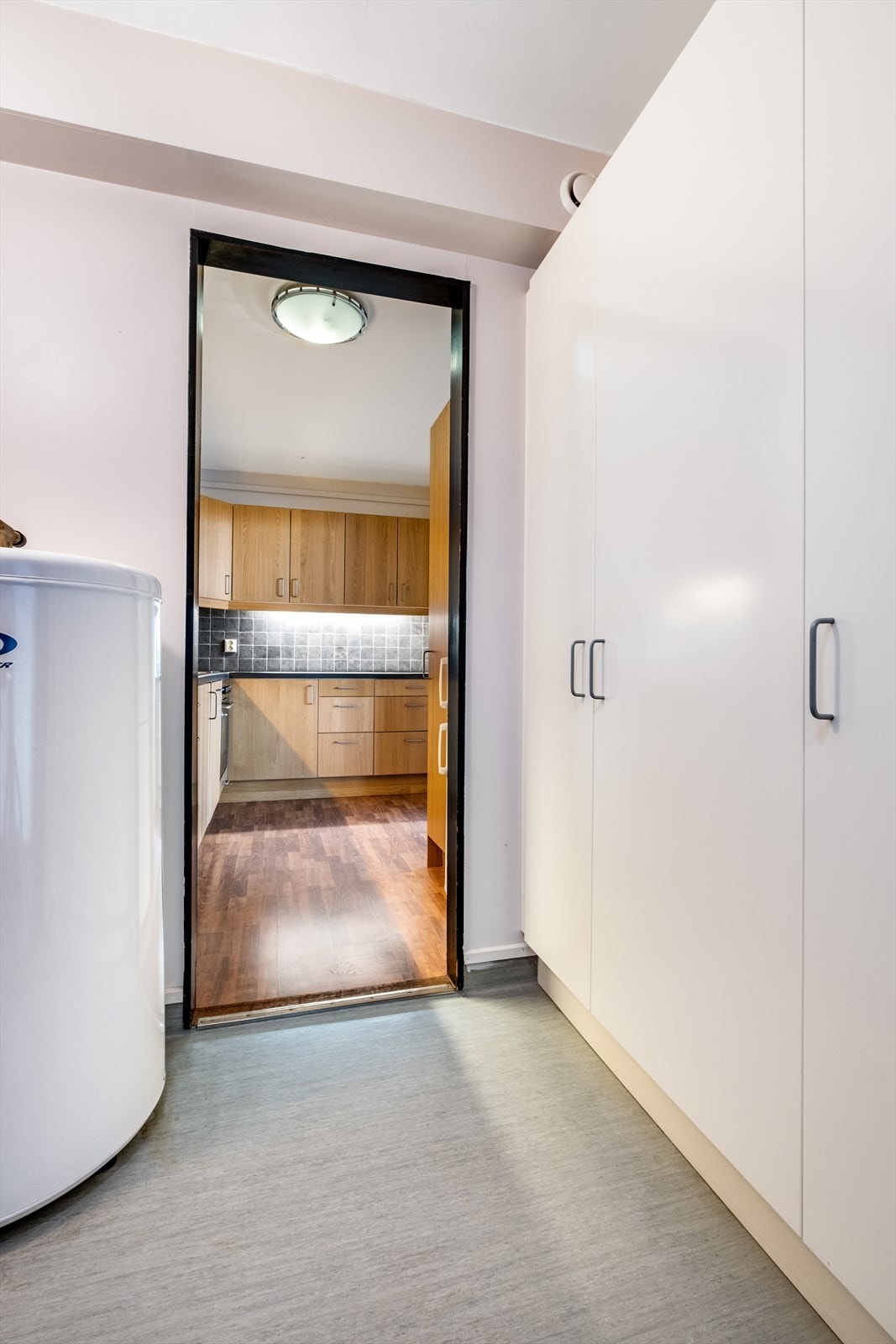 vaskerommet har god plass til vaskemaskin og varmtvannsbereder Galleribilde