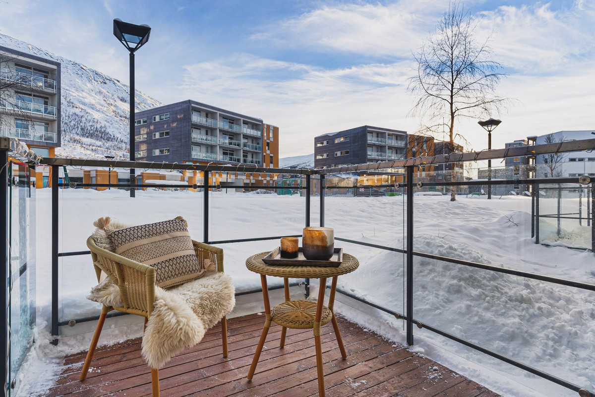 Hyggelig markterrasse med rekkverk av glass