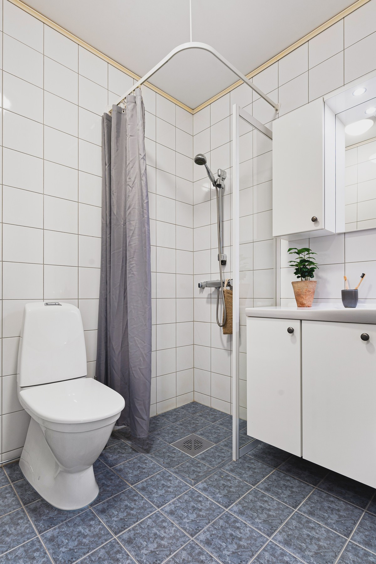 Badet er komplett flislagt og har varme i gulv