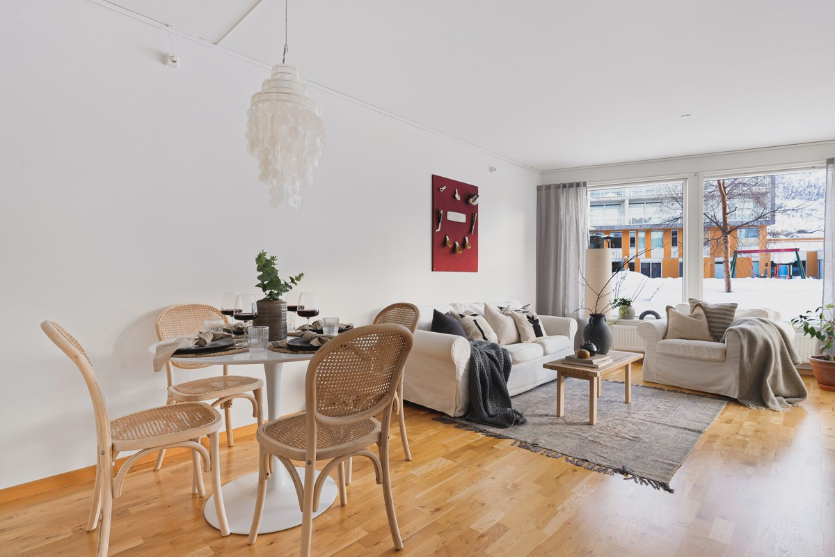 Det er åpen stue/kjøkken løsning i boligen- noe som skaper plass til spisebord
