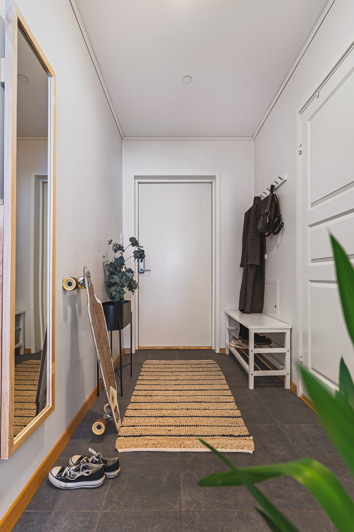 Entré gang med plass til oppheng av yttertøy og varmekabler i gulv