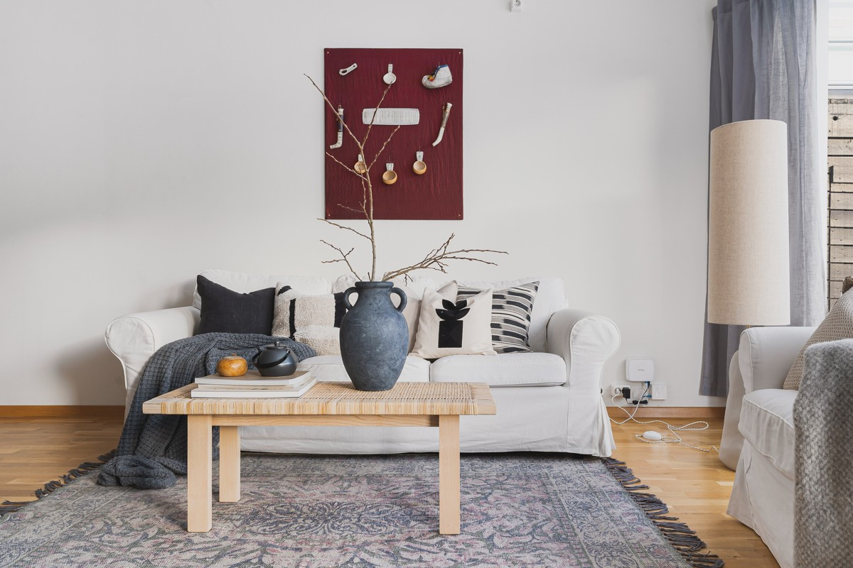 Stuen har flere møbleringsmuligheter og har god plass til sofa
