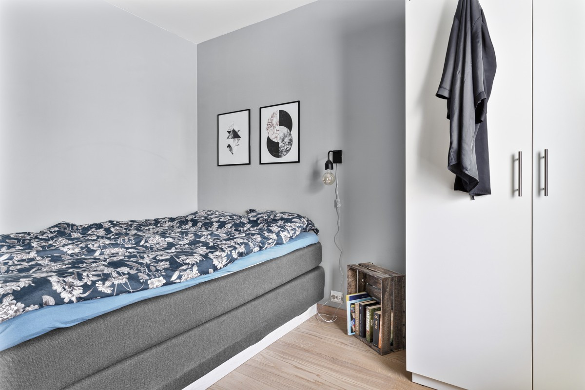 Soverommet i leiligheten har god størrelse og med plass til stor seng, nattbord og klesskap
