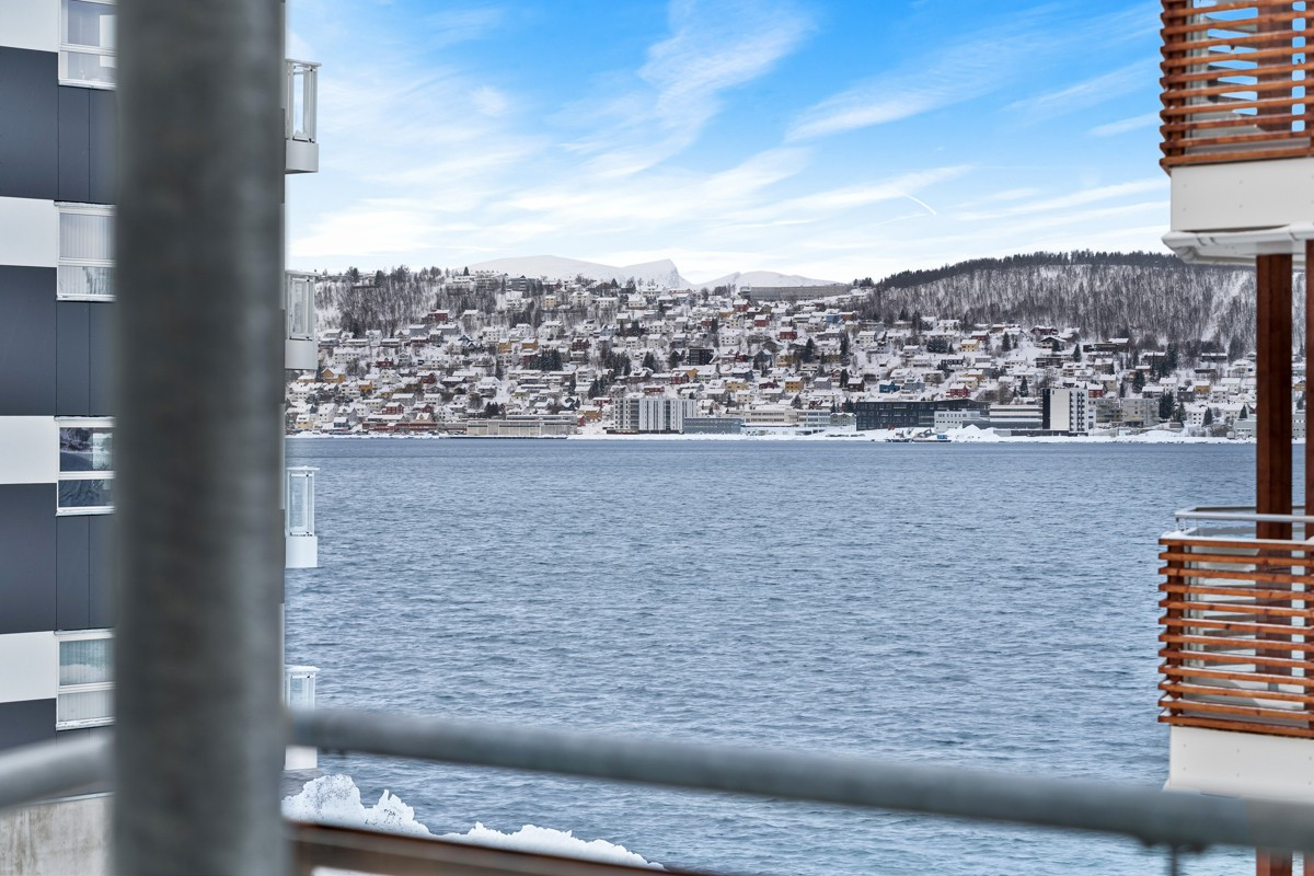 Her har du utsikt rett over til Tromsøya og innseilingen til Tromsø havn