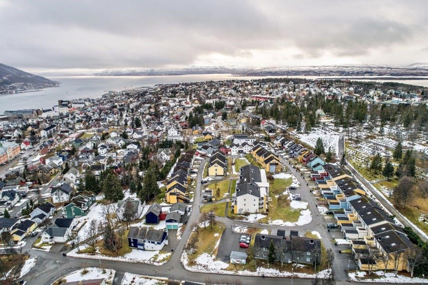Boligen ligger i et rolig boområde kun et steinkast unna alt av servicetilbud man måtte trenge