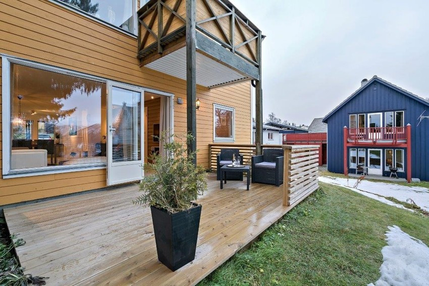 Fra stuen er det utgang til en 15 kvm stor markterrasse - her kan man nyte solen på fine sommerdager