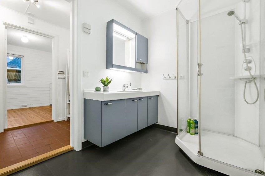 Badet er innredet med dusjkabinett