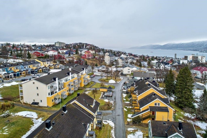 Boligen ligger sentralt til på Tromsøya med gåavstand til Tromsø sentrum