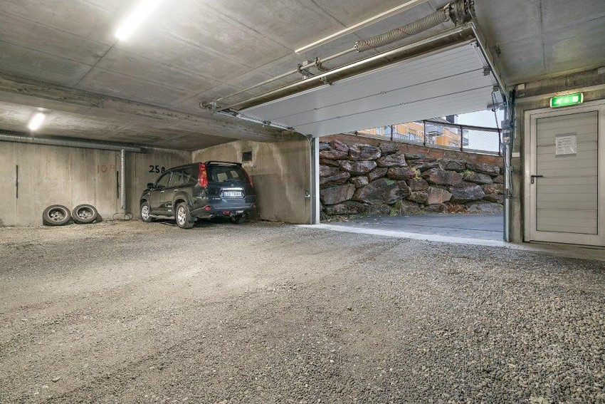 Parkeringsplass i parkeringskjeller