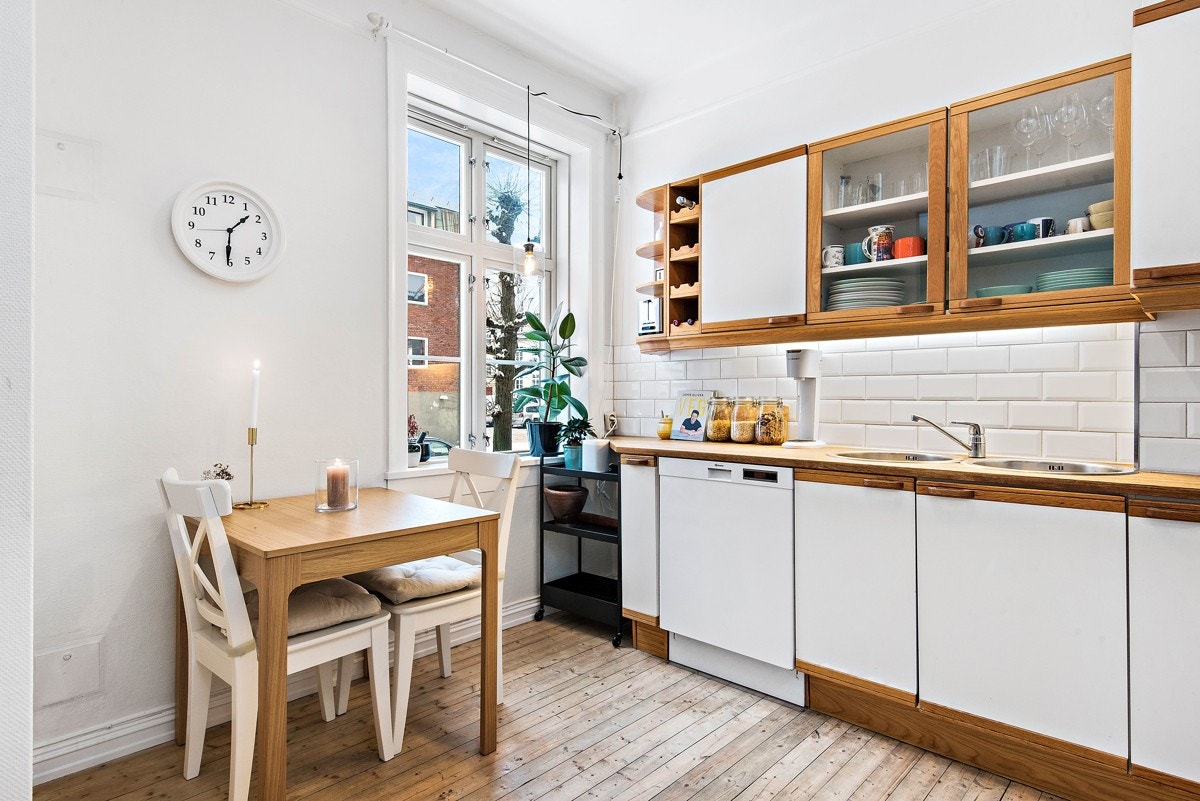Kjøkken med plass til sittegruppe. Galleribilde