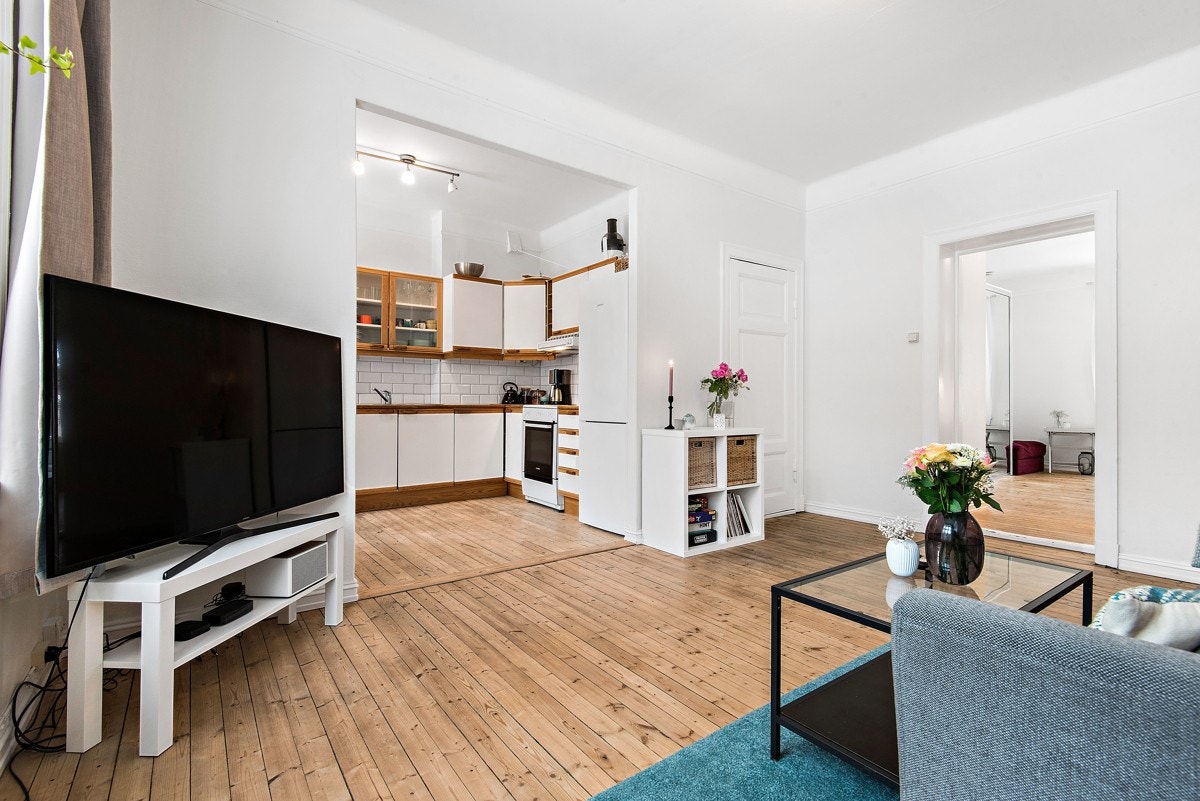 Boligen har en sosial og åpen stue/kjøkken løsning. Galleribilde
