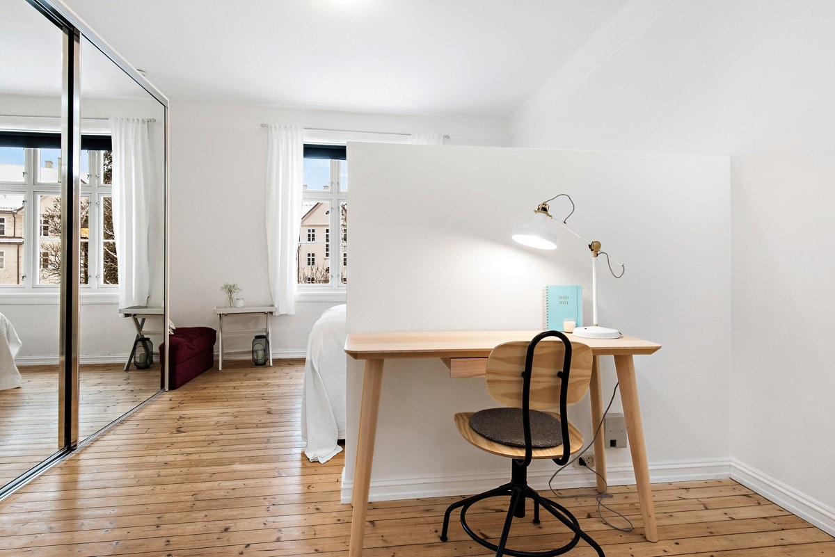 Praktisk kontor plass på soverom. Galleribilde