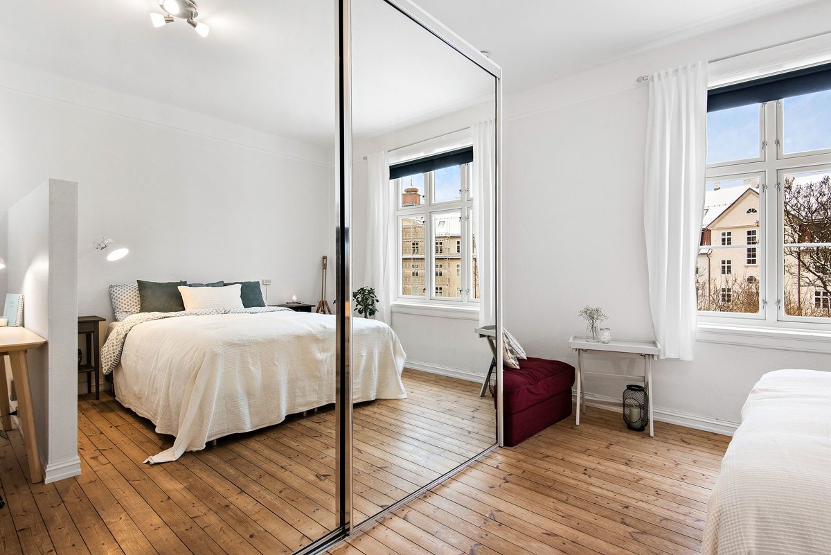 Soverommet har en praktisk skyvedørsgarderobe. Galleribilde