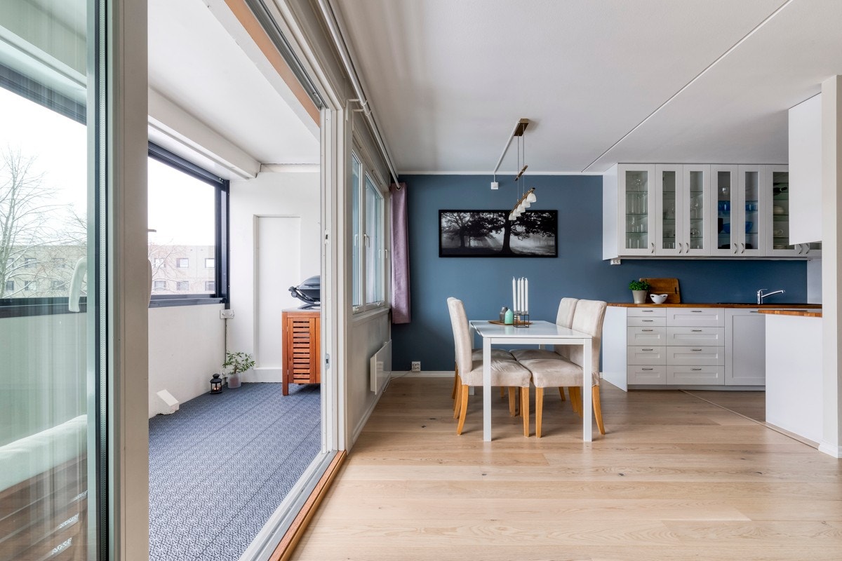 Leiligheten holder god standard og ble totaloppusset i 2019 med bl.a. nytt bad, vaskerom og kjøkken, samt enstavs parkett med gulvvarme i stue og soverom, og nymalte tak og vegger. Galleribilde