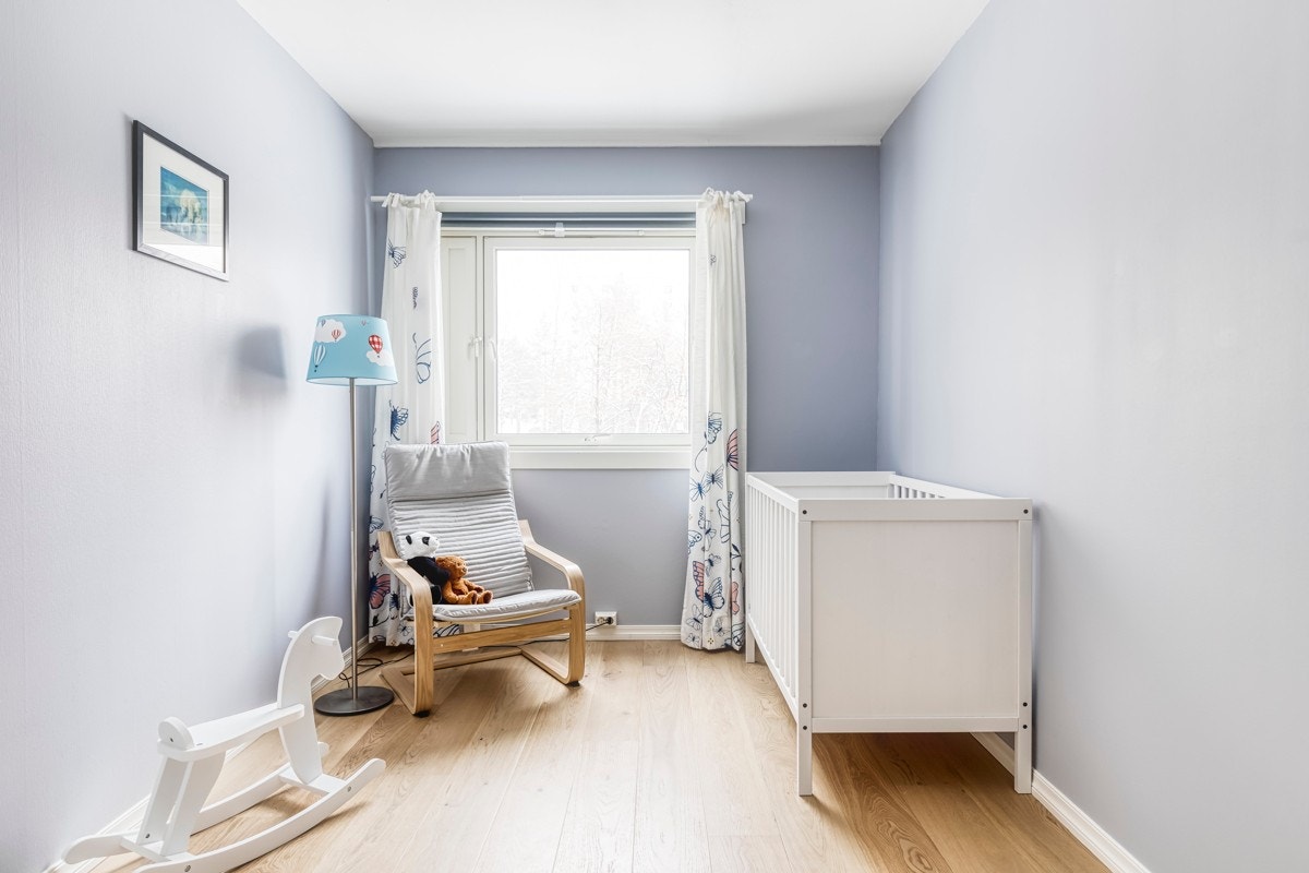 Soverom 2 egner seg godt som barnerom, gjesterom eller kontor, og har god plass til seng, garderobeskap og skrivebord. Galleribilde