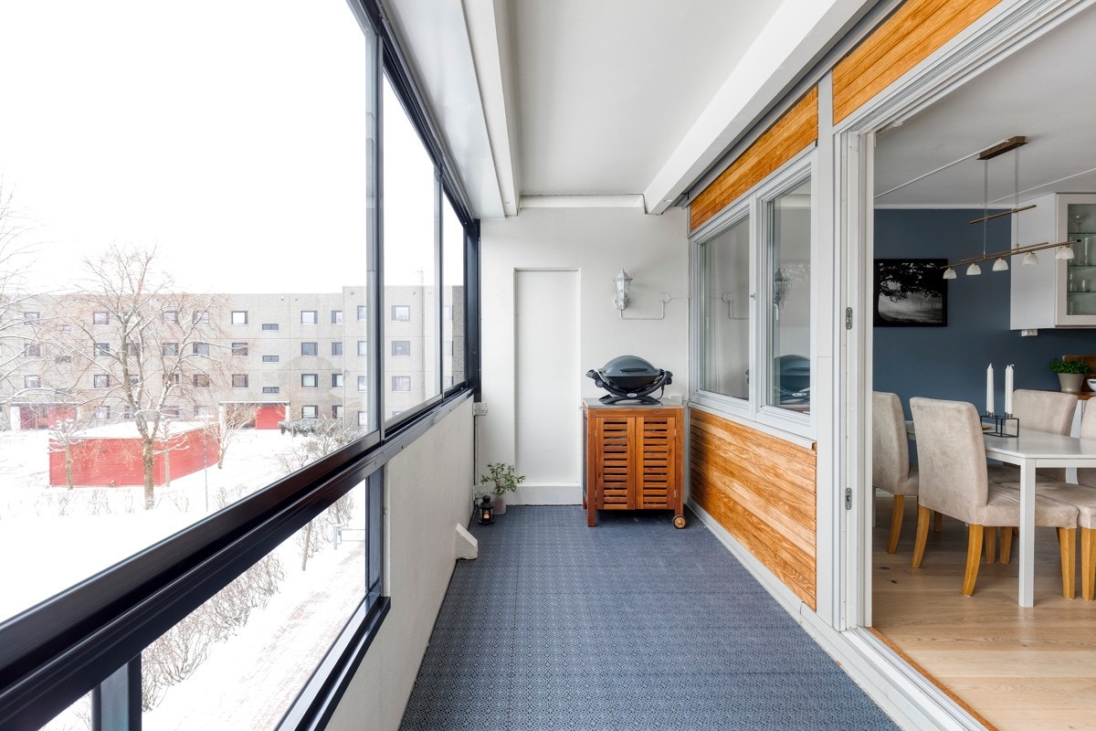 Romslig, innglasset balkong som utgjør en flott forlengelse av leiligheten, særlig på varme sommerdager. Galleribilde