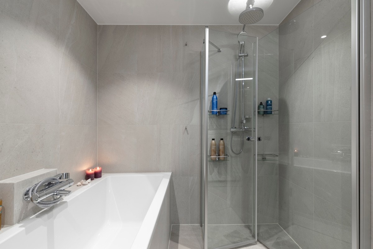 Badet passer til de fleste, med mulighet for både raske dusjer og lange, avslappende bad. Galleribilde