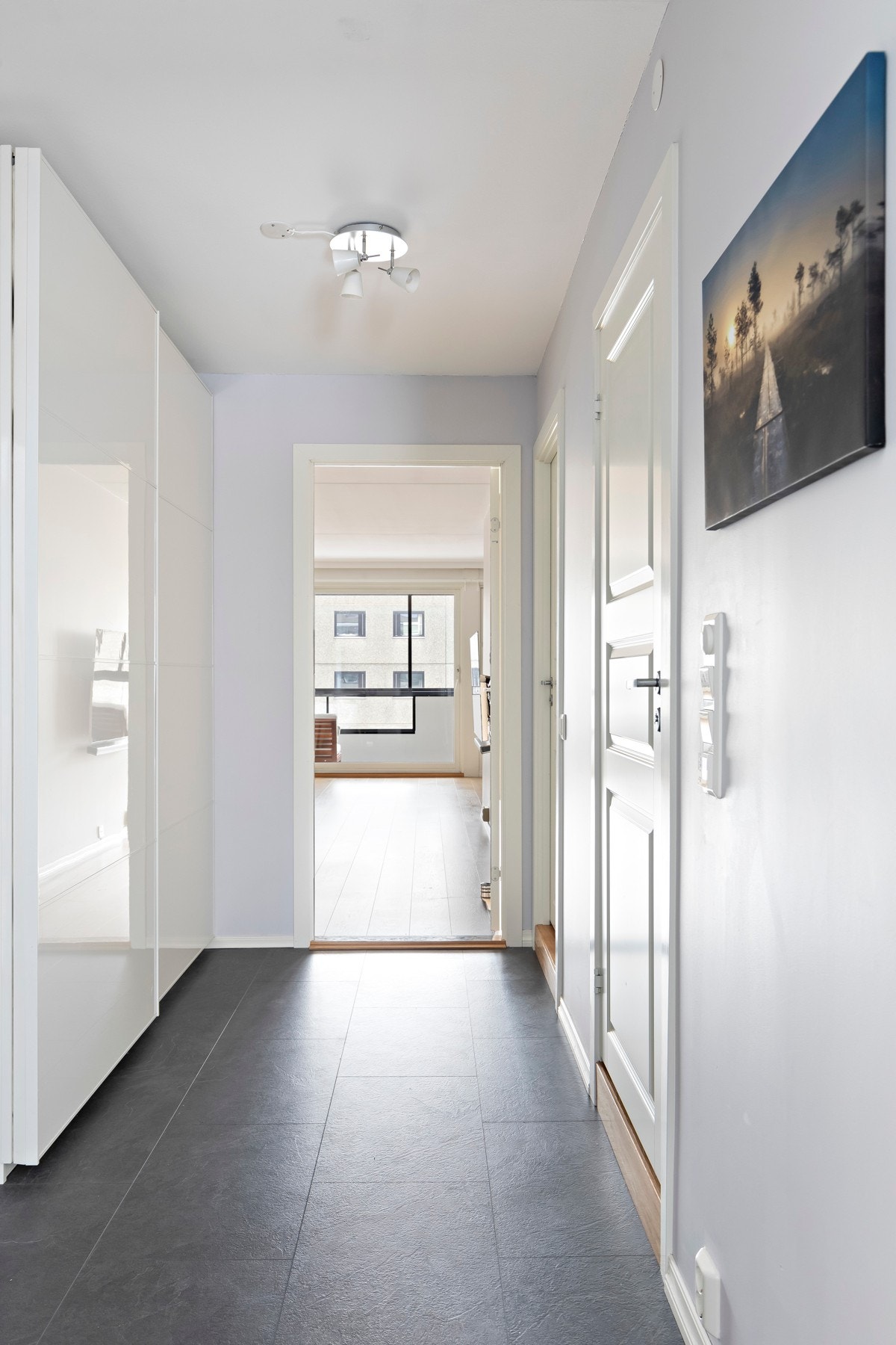 I entréen er det valgt et mer slitesterkt gulv i form av flislaminat. Galleribilde