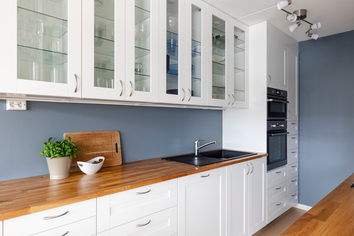 Kjøkkenet har godt med oppbevaringsplass i skuffer og skap, samt god arbeidsplass på benkeplate i tre. Galleribilde