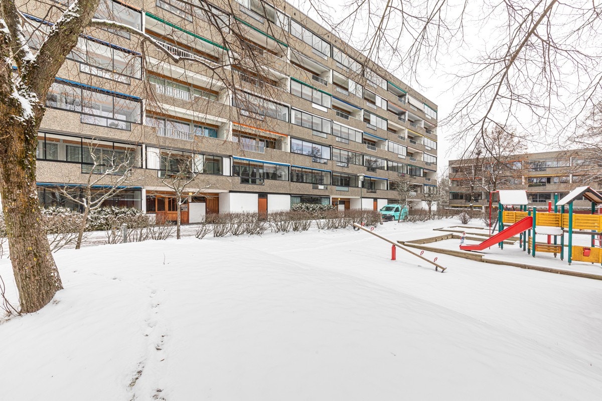 Flott beliggenhet, med kort vei til offentlig kommunikasjon, dagligvare og flotte tur- og grøntområder i Sørkedalen, Mærradalen og Nordmarka Galleribilde