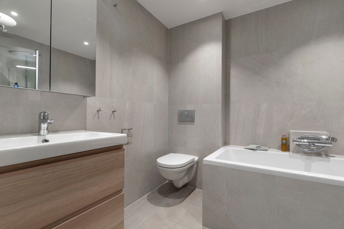 Meget lekkert bad, pusset opp av De Lilla med god dokumentasjon på utført arbeid. Galleribilde