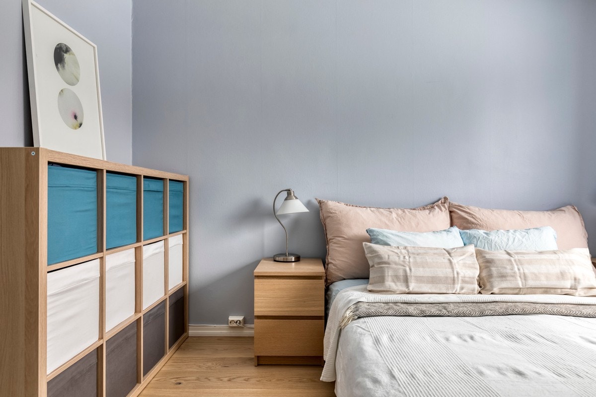 Leiligheten har to gode soverom og det er fullt mulig å etablere et tredje rom, slik det er gjort i andre tilsvarende leiligheter i borettslaget. Galleribilde