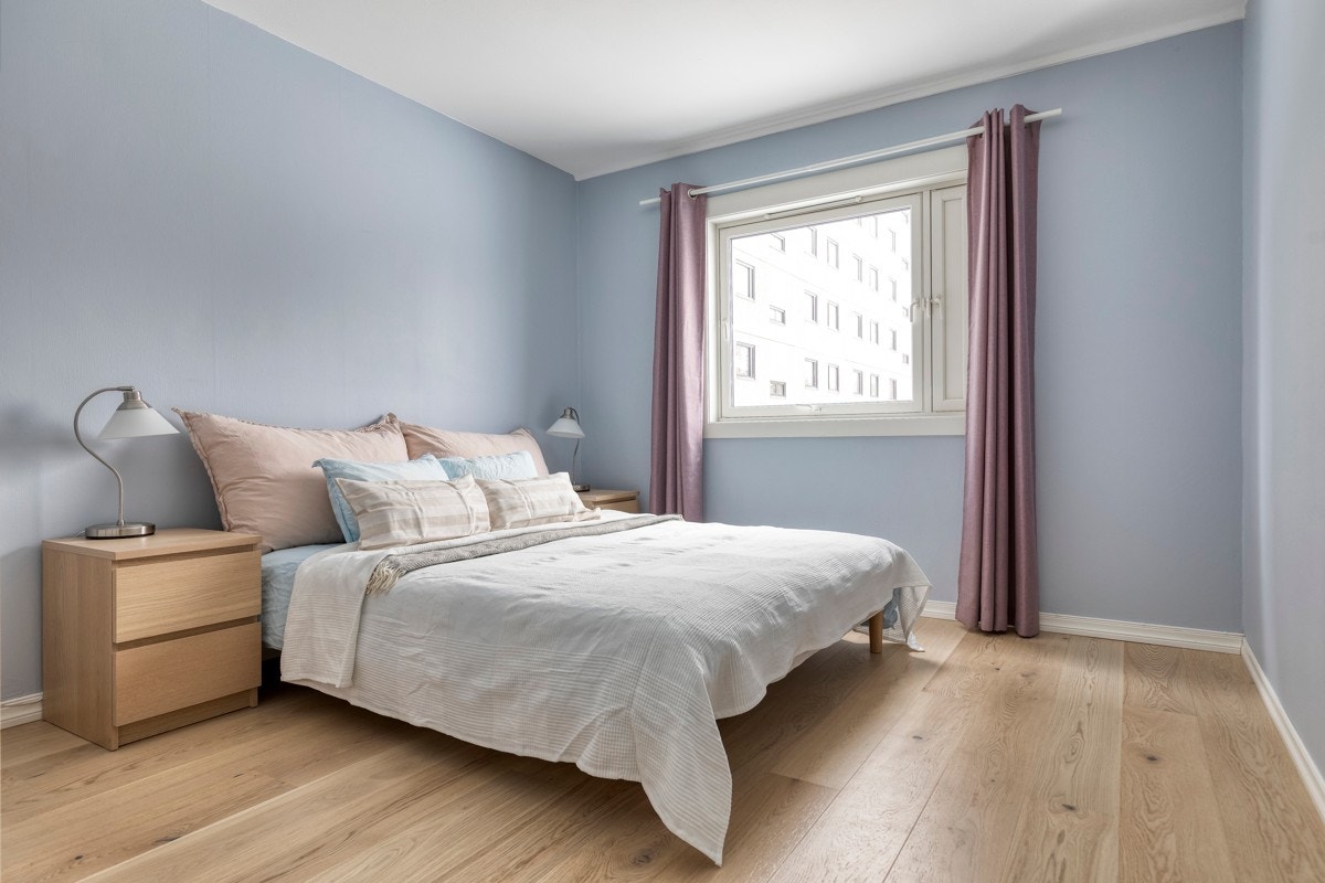 Hovedsoverom med behagelig gulvvarme og god plass til dobbeltseng med nattbord, stort garderobeskap og kommoder. Galleribilde