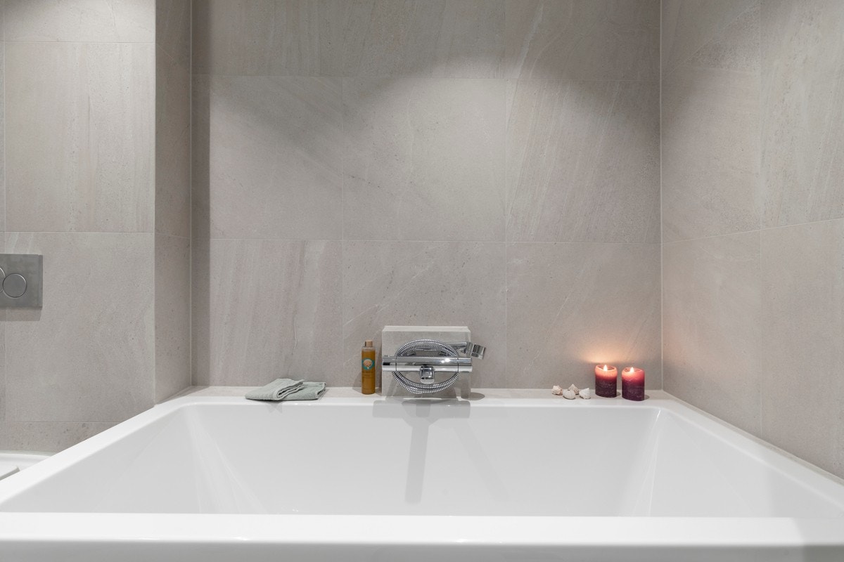 Herlig, innmurt badekar fra Interform på hele 170x75 cm med skjult overløp. Galleribilde