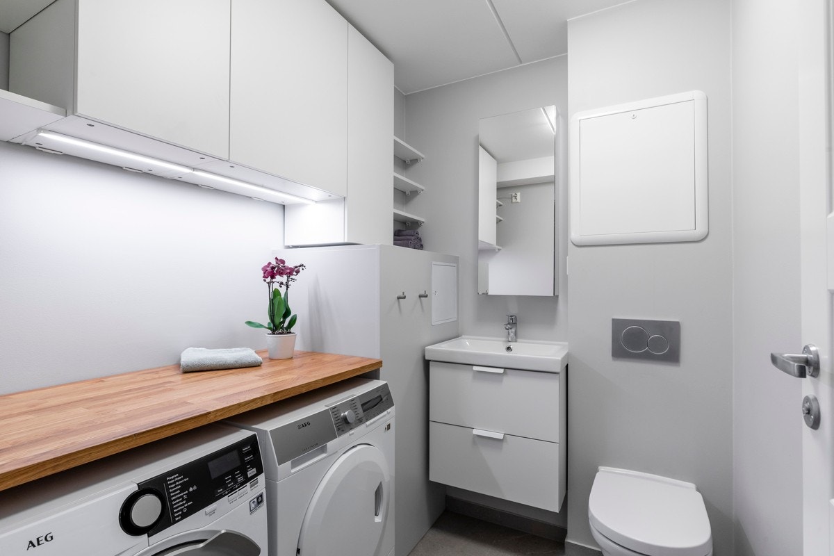 Meget praktisk og godt innredet vaskerom med ekstra toalett. God oppbevaringsplass og anvendelig benkeplate over nisjen for vaskemaskin og tørketrommel. Galleribilde