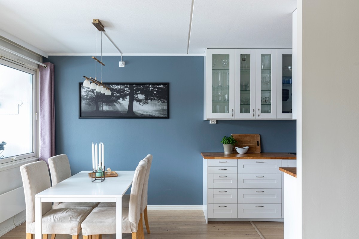 Det er naturlig plassering til spisebord like ved kjøkkenet med god plass til bord til 8 eller flere. Galleribilde