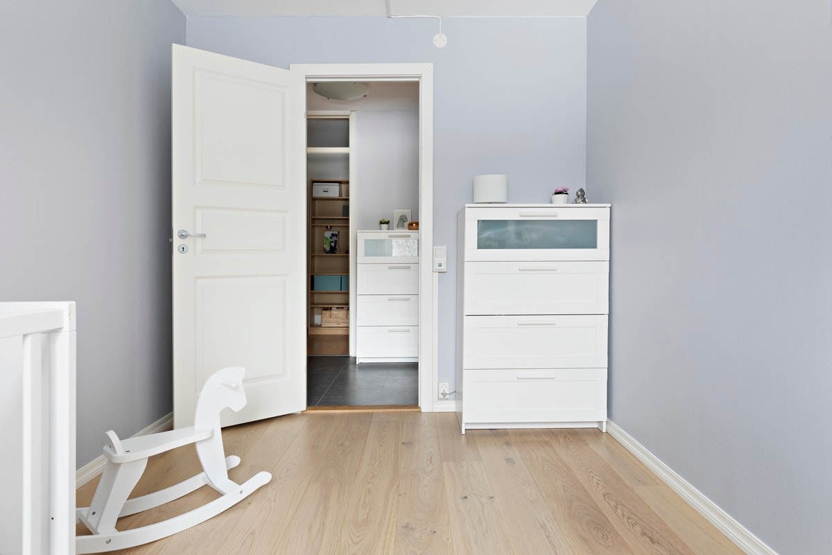 Begge soverommene har gulvvarme fra 2019 og vinduer fra 2015 som isolerer godt. Galleribilde