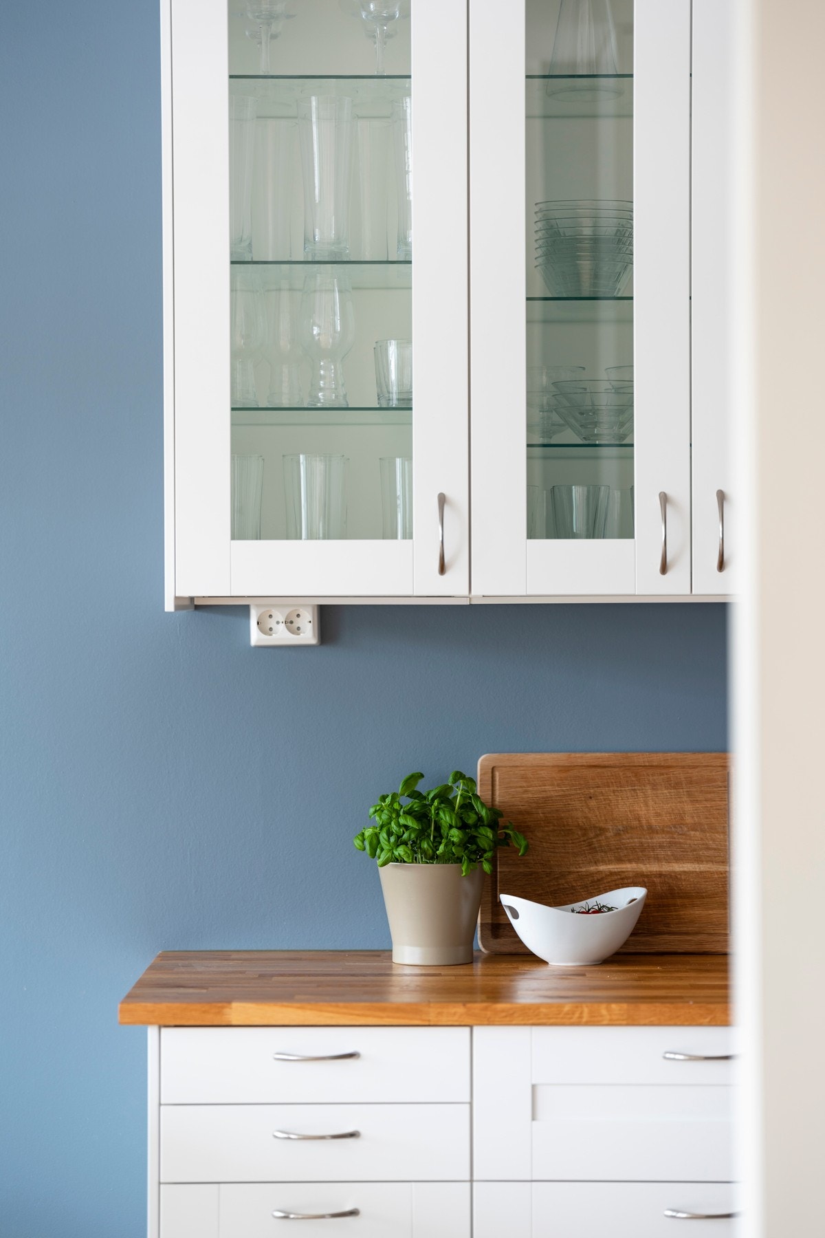 Stikkontakter over hver benkeplate gir god fleksibilitet. Galleribilde