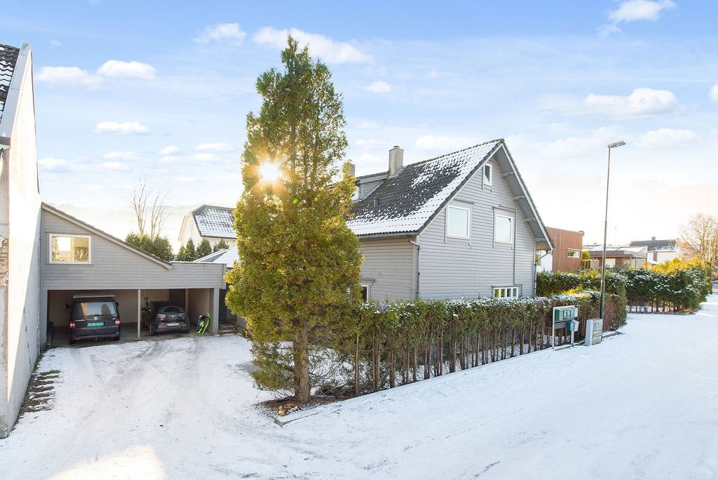 Leiligheten disponerer 1 stk parkeringsplass, samt hage og bod på baksiden av huset. Galleribilde