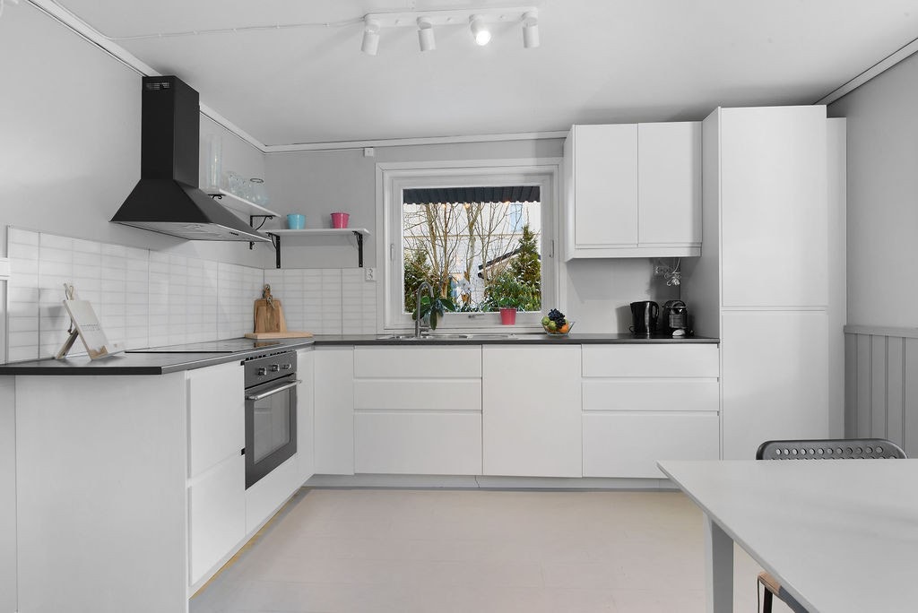 Flott og tidløst kjøkken med rikelig av skap - og benkeplass. Kjøkkenet var nytt i 2014. Galleribilde