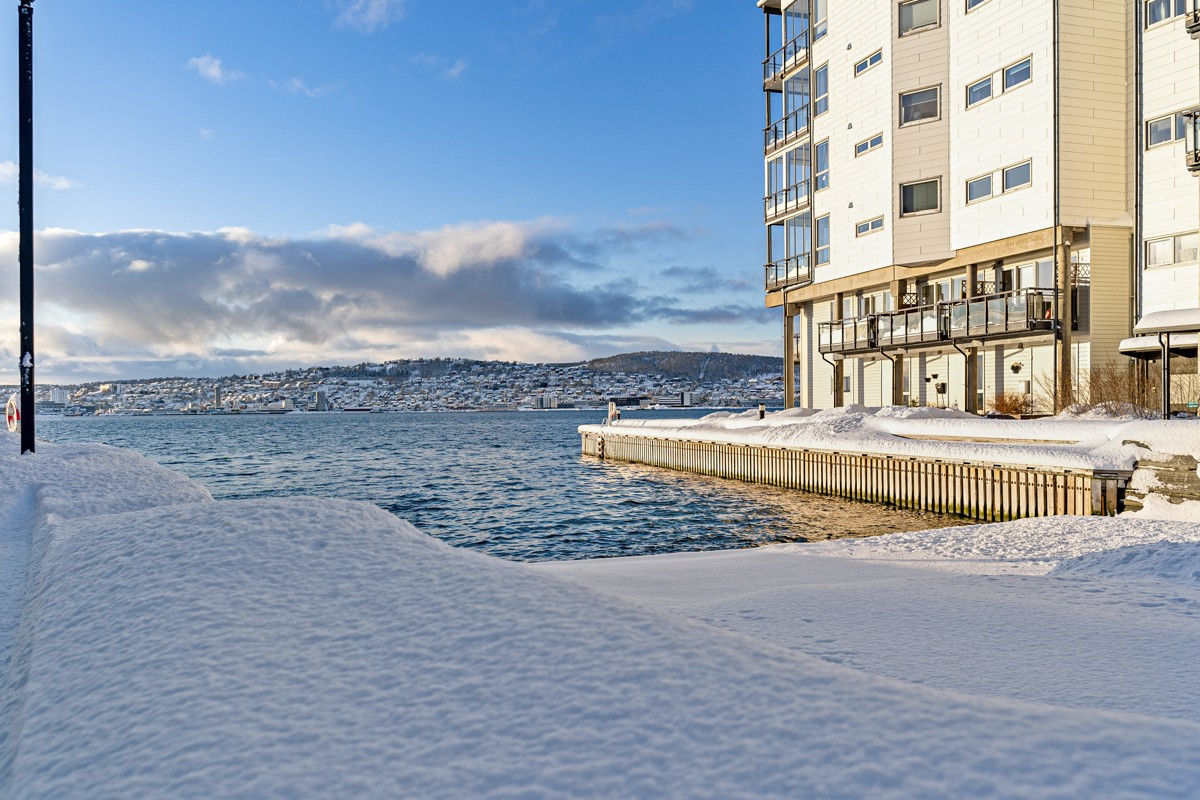 På Tomasjord er det strandpromenade med utsikt over til Tromsøya.