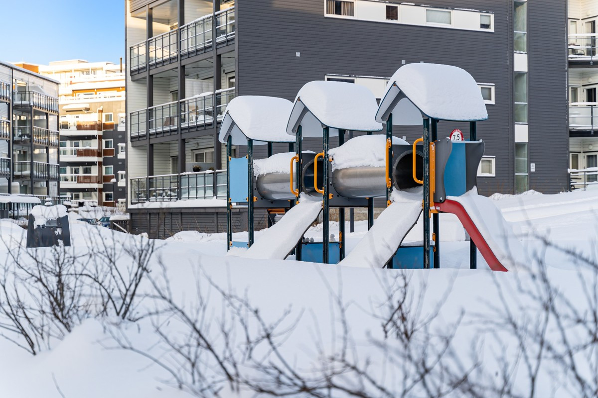 Nærområder byr på flere fasiliteter, som lekeplass.