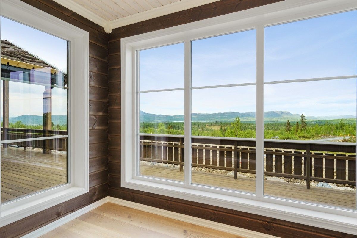 Store vindusflater som gir mye lys Galleribilde