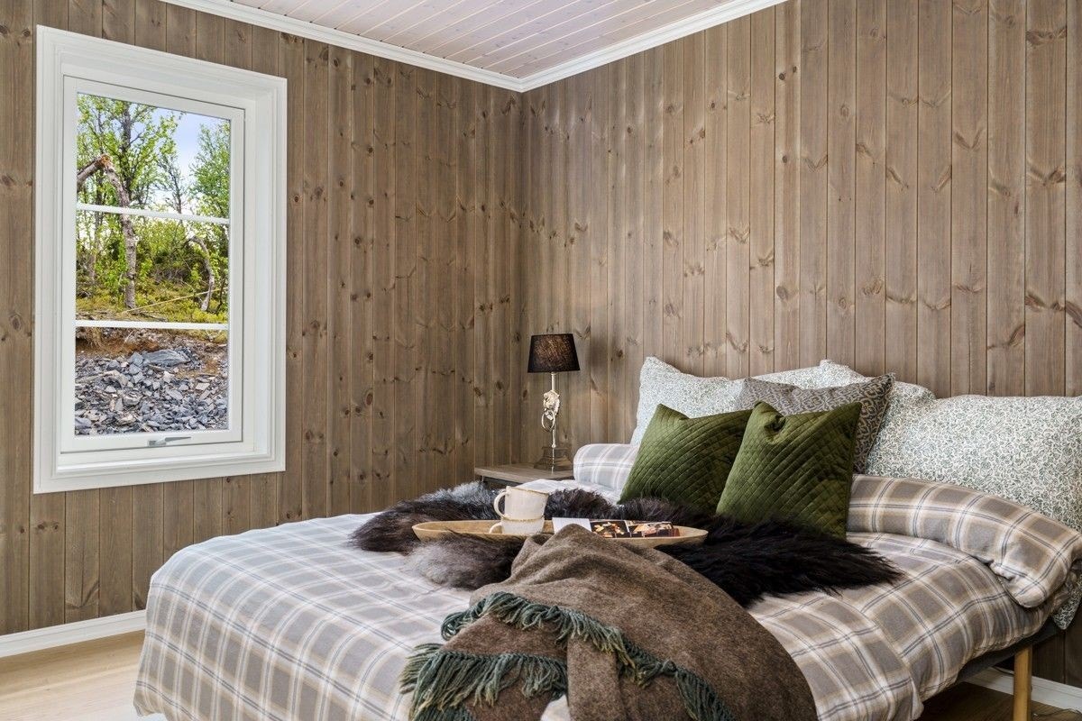 God plass til dobbeltseng og skap Galleribilde