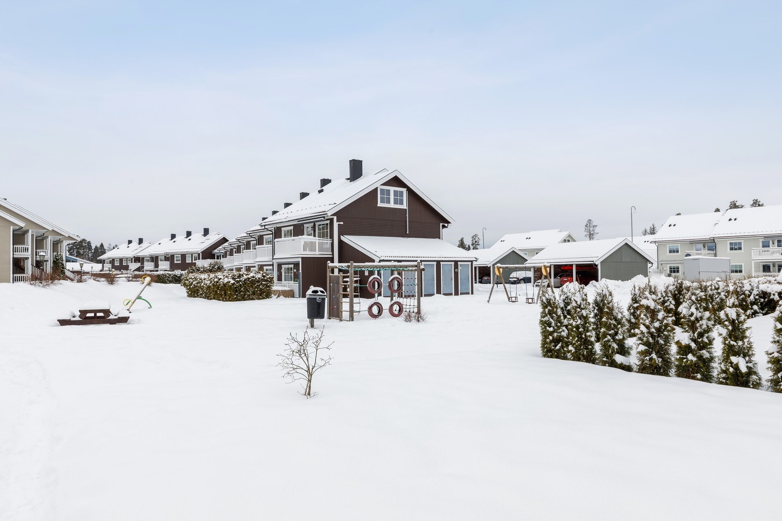En hyggelig 4- roms leilighet på Neskollen med egen carport.
Boligsameiet Neskollen 3 er et sameie bestående av 36 seksjoner og har nærhet til de fleste fasiliteter. Galleribilde