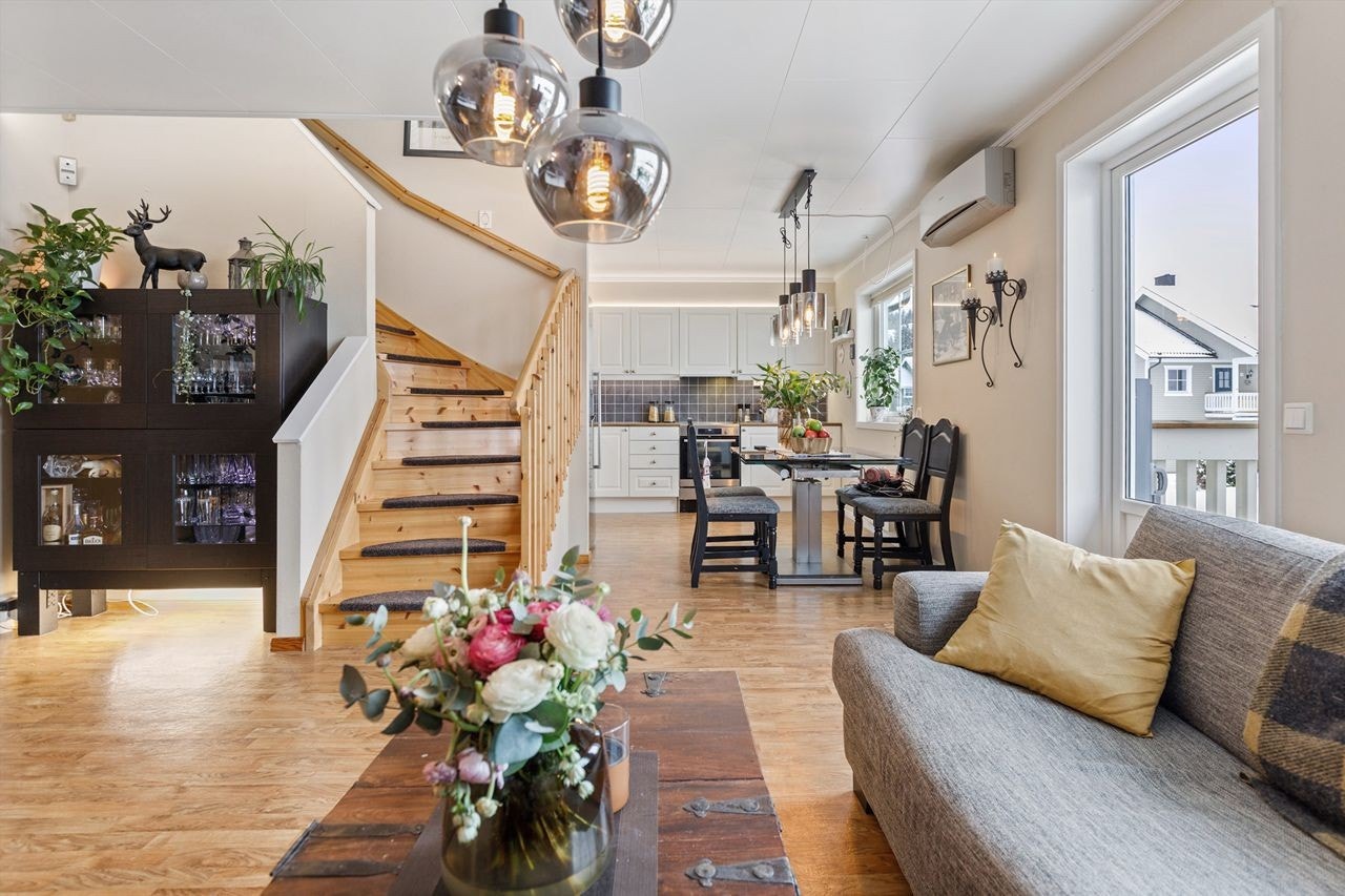 Fra stuen/kjøkkenet er det utgang til hyggelig terrasse. Galleribilde