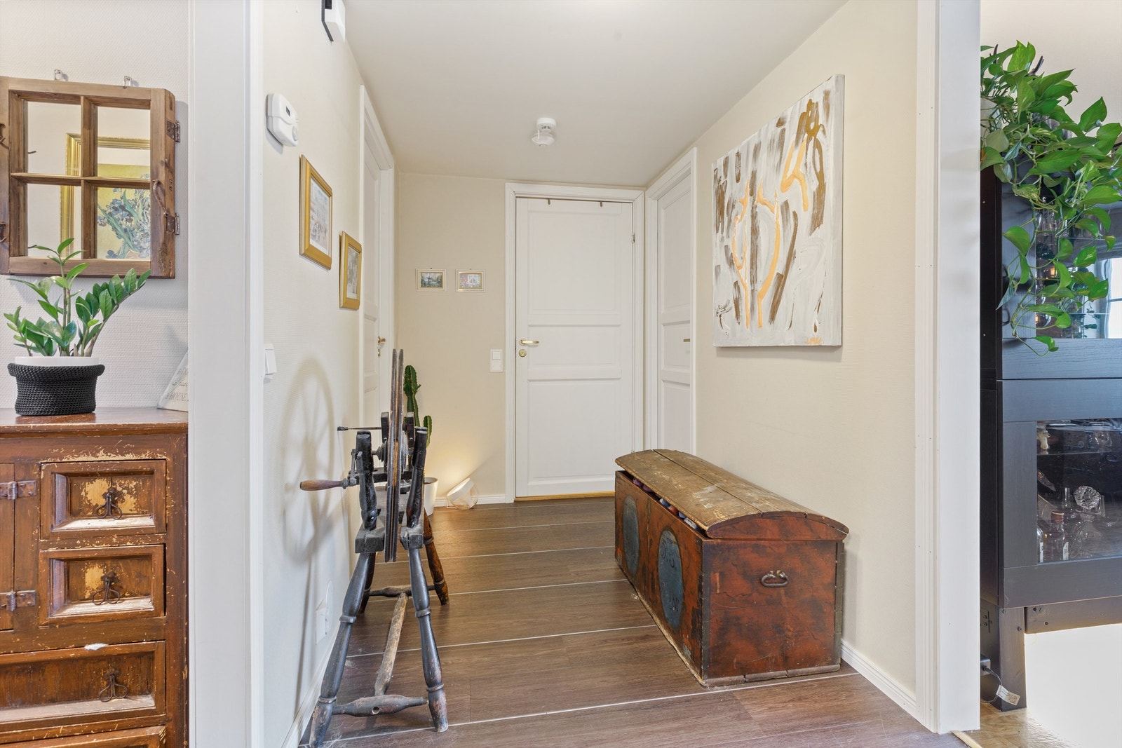Fra gangen er det adkomst til badet (rett frem med), soverommene, boden og stuen/kjøkkenet. Galleribilde